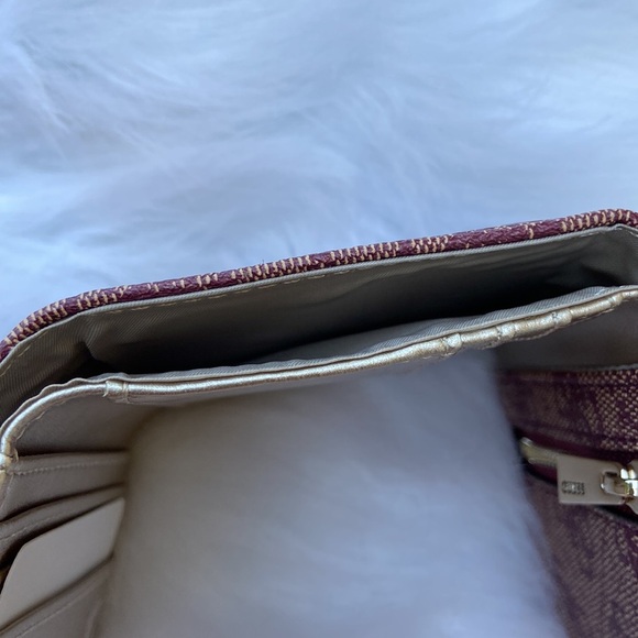 New GUESS Logo Small Trifold Wallet - Picture 7 of 7